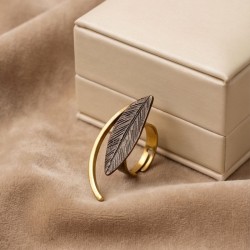 Δαχτυλίδι Elegant φύλλο με γραμμική προέκταση, χρυσόμαυρο (Ε398)